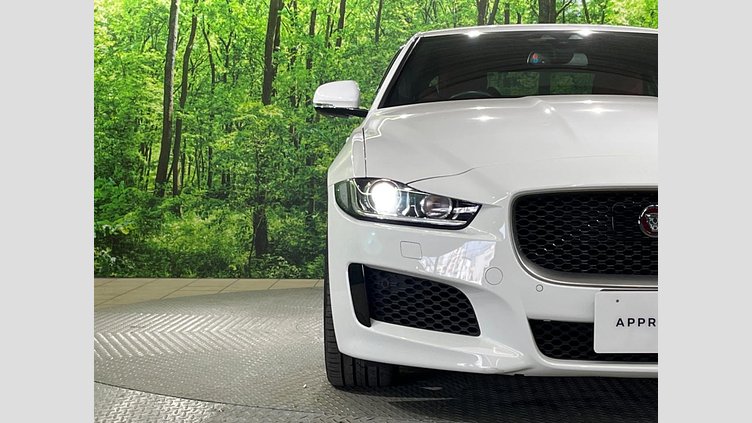 2016 認定中古車 Jaguar XE Fuji White 2WD S