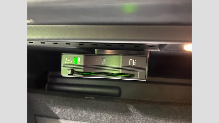 2016 認定中古車 Jaguar XE Fuji White 2WD S