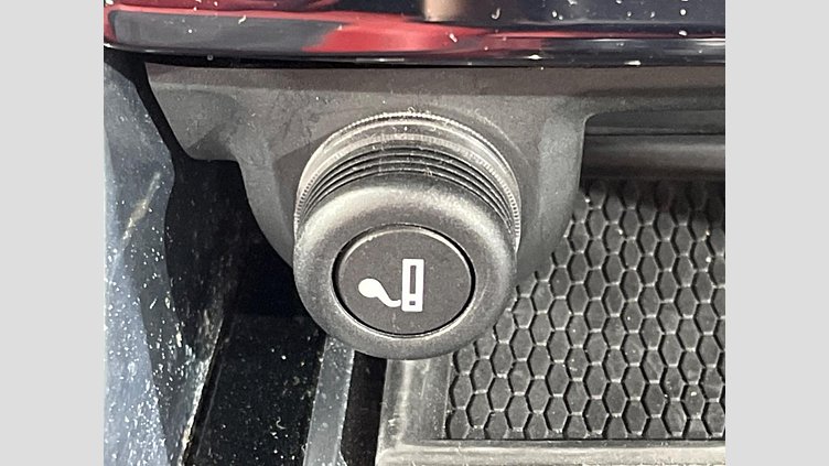 2016 認定中古車 Jaguar XE Fuji White 2WD S