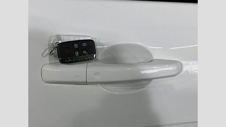 2016 認定中古車 Jaguar XE Fuji White 2WD S