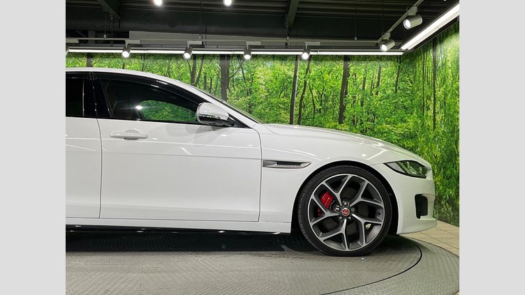 2016 認定中古車 Jaguar XE Fuji White 2WD S