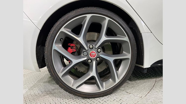 2016 認定中古車 Jaguar XE Fuji White 2WD S