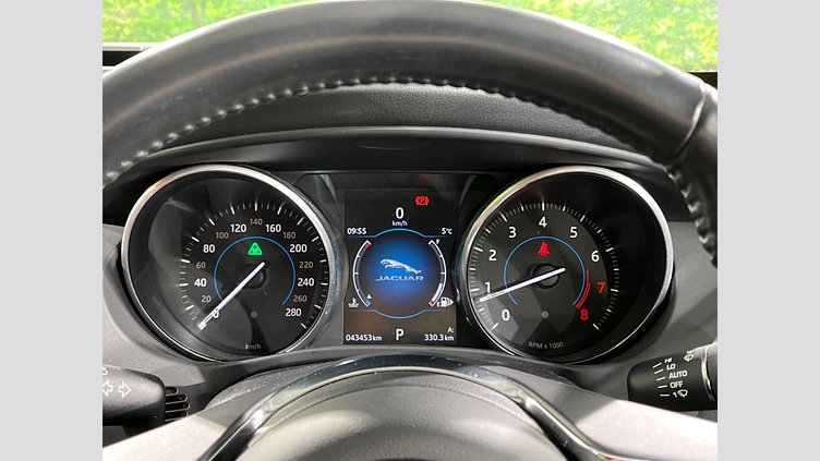 2016 認定中古車 Jaguar XE Fuji White 2WD S