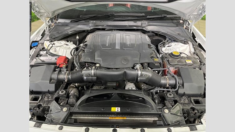 2016 認定中古車 Jaguar XE Fuji White 2WD S