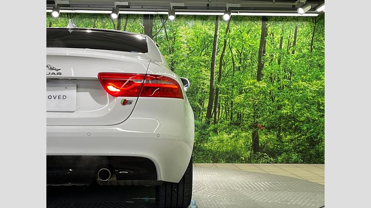 2016 認定中古車 Jaguar XE Fuji White 2WD S