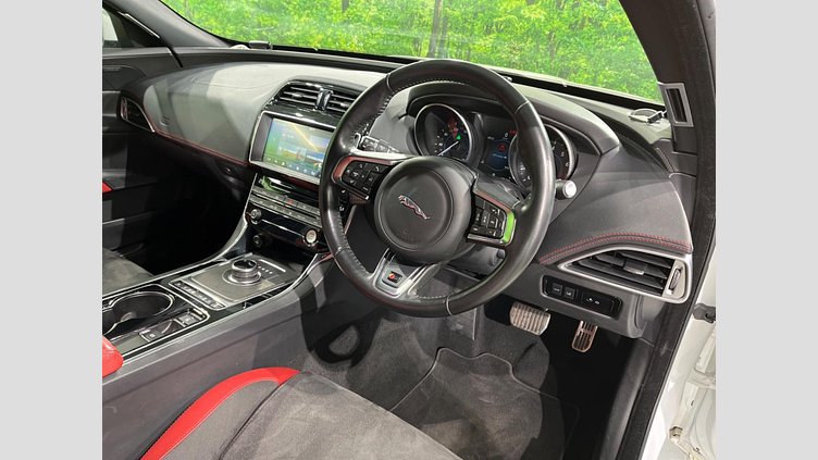 2016 認定中古車 Jaguar XE Fuji White 2WD S