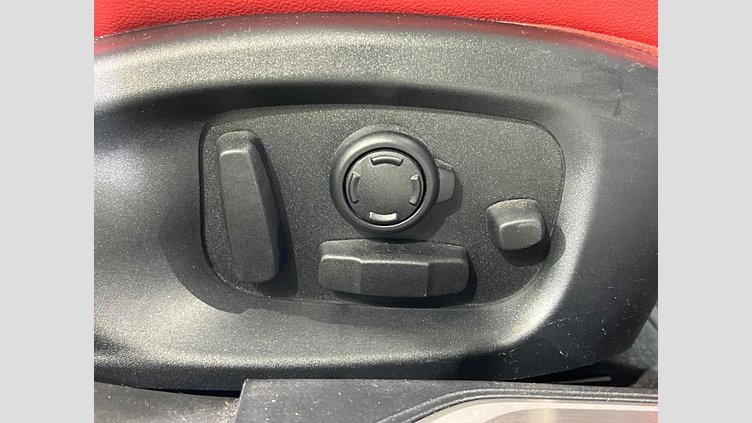 2016 認定中古車 Jaguar XE Fuji White 2WD S