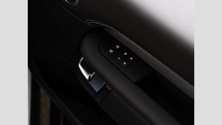 2024 認定中古車 Land Rover Discovery フジホワイト D350マイルドハイブリッド（ディーゼル） Dynamic HSE