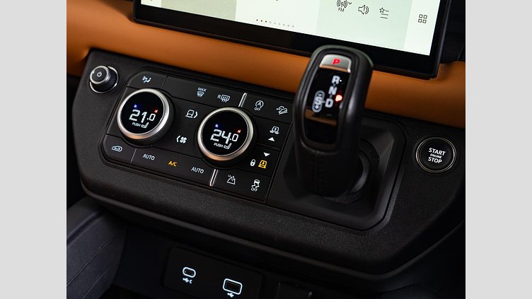 2024 認定中古車 Land Rover Defender 110 カルパチアングレイ D300 AWD（AT） X-DYNAMIC HSE