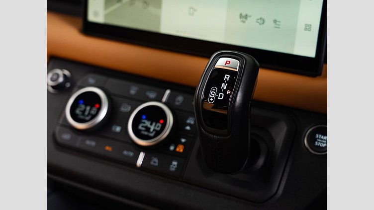 2024 認定中古車 Land Rover Defender 110 カルパチアングレイ D300 AWD（AT） X-DYNAMIC HSE