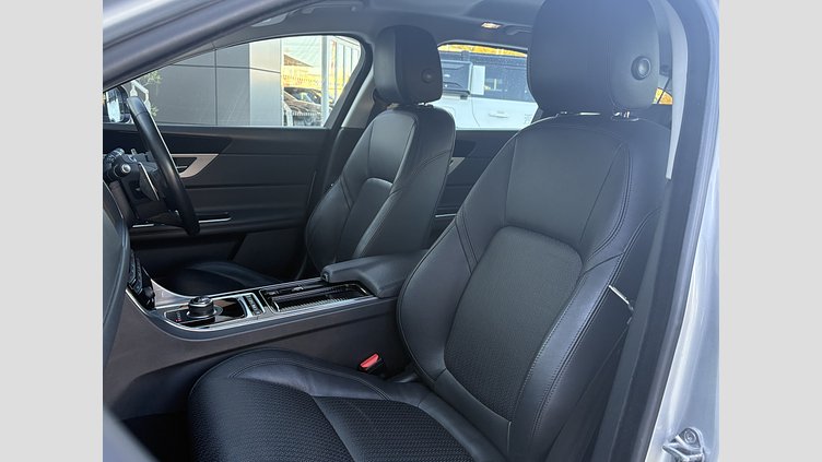 2017 認定中古車 Jaguar XF Indus Silver 2.0L P250 プレステージ