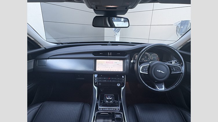 2017 認定中古車 Jaguar XF Indus Silver 2.0L P250 プレステージ
