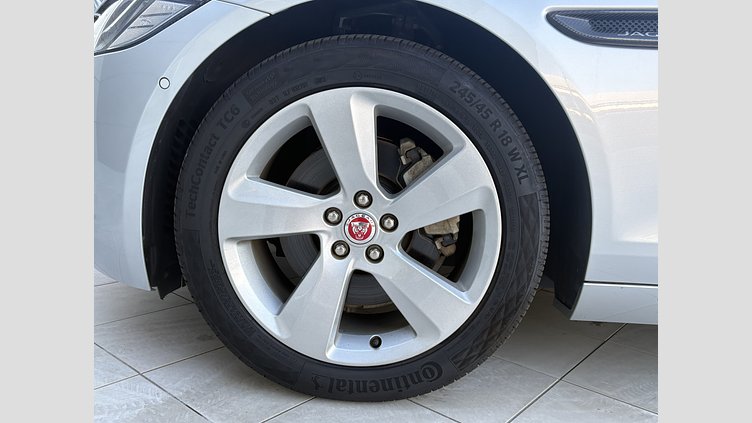 2017 認定中古車 Jaguar XF Indus Silver 2.0L P250 プレステージ