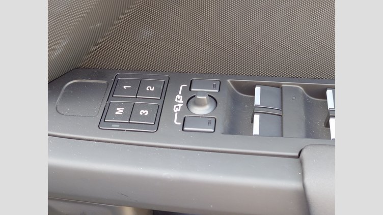 2025 認定中古車 Land Rover Defender 130 フジホワイト D350 ディーゼルマイルドハイブリッド X-Dynamic SE