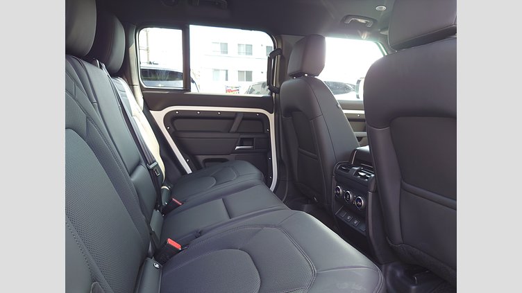 2025 認定中古車 Land Rover Defender 130 フジホワイト D350 ディーゼルマイルドハイブリッド X-Dynamic SE