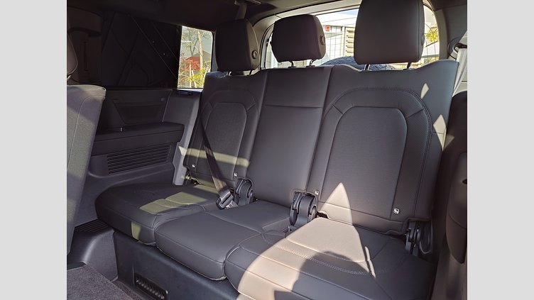 2025 認定中古車 Land Rover Defender 130 フジホワイト D350 ディーゼルマイルドハイブリッド X-Dynamic SE