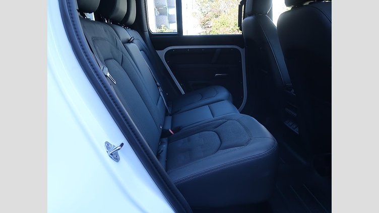 2024 認定中古車 Land Rover Defender 110 フジホワイト D350 ディーゼルマイルドハイブリッド S