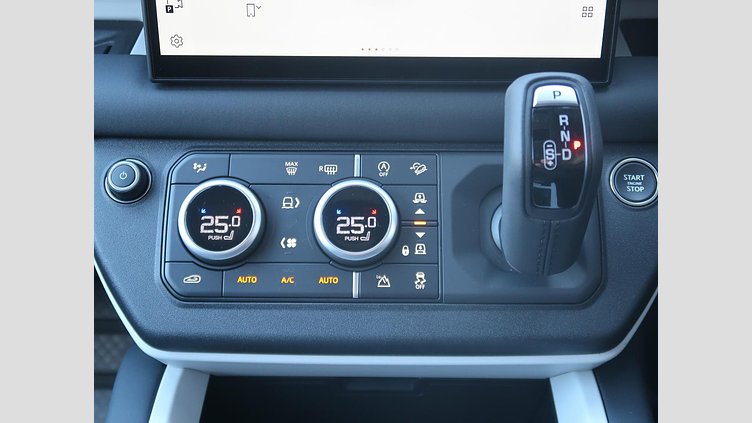 2024 認定中古車 Land Rover Defender 110 フジホワイト D350 ディーゼルマイルドハイブリッド S