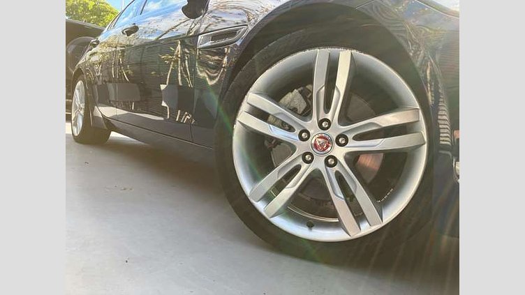 2017 認定中古車 Jaguar XE Loire Blue P200  PRESTIGE P200