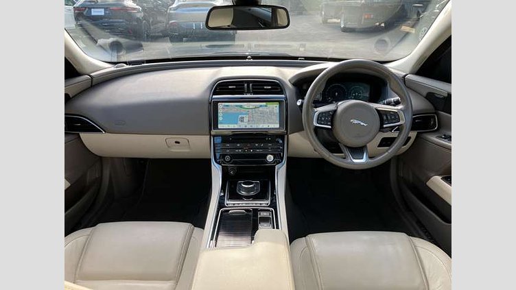 2017 認定中古車 Jaguar XE Loire Blue P200  PRESTIGE P200