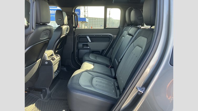 2021 認定中古車 Land Rover Defender 110 シリコンシルバー D300 AWD（AT） X-DYNAMIC SE