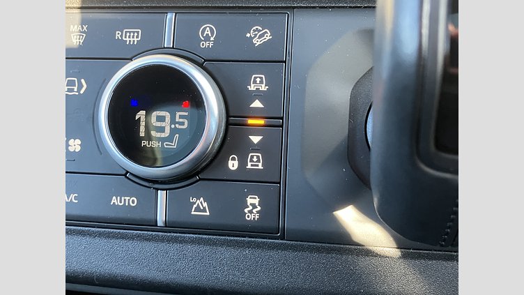 2021 認定中古車 Land Rover Defender 110 シリコンシルバー D300 AWD（AT） X-DYNAMIC SE