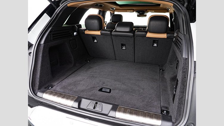 2023 認定中古車 Land Rover Range Rover Sport フジホワイト 3.0リッター6気筒300PSターボチャージドディーゼルMHEV（オートマチック） DYNAMIC HSE