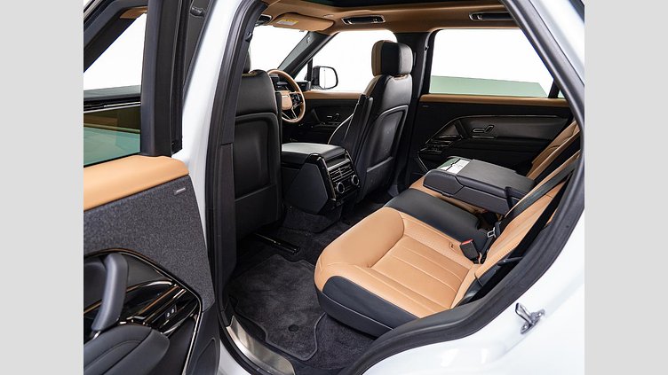 2023 認定中古車 Land Rover Range Rover Sport フジホワイト 3.0リッター6気筒300PSターボチャージドディーゼルMHEV（オートマチック） DYNAMIC HSE