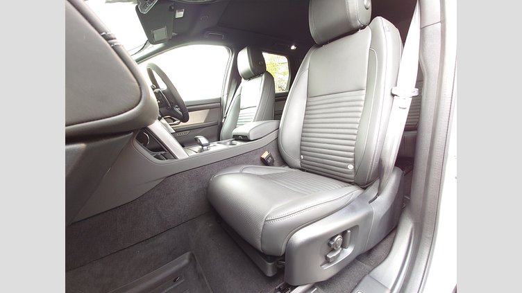 2024 認定中古車 Land Rover Discovery Sport フジホワイト プラグインハイブリッド（ガソリン） 標準ホイール Dynamic HSE