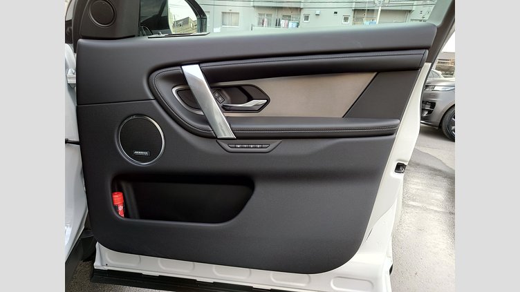 2024 認定中古車 Land Rover Discovery Sport フジホワイト プラグインハイブリッド（ガソリン） 標準ホイール Dynamic HSE