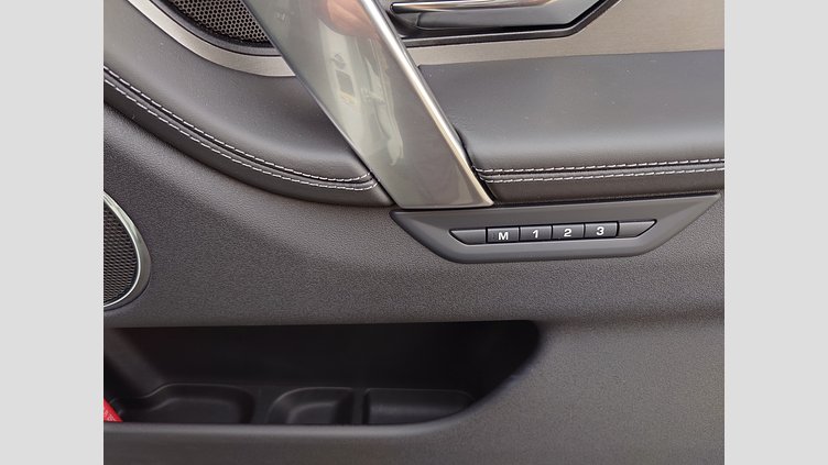 2024 認定中古車 Land Rover Discovery Sport フジホワイト プラグインハイブリッド（ガソリン） 標準ホイール Dynamic HSE