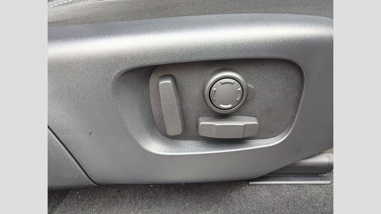 2024 認定中古車 Land Rover Discovery Sport フジホワイト プラグインハイブリッド（ガソリン） 標準ホイール Dynamic HSE