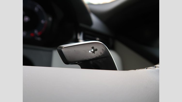 2023 認定中古車 Land Rover Range Rover Velar Ostuni Pearl White ２Lディーゼルエンジン ダイナミックSE　D２００　エアサスペンション装着車