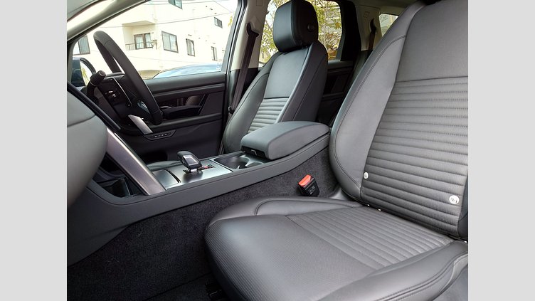 2024 認定中古車 Land Rover Discovery Sport サントリーニブラック D200マイルドハイブリッド（ディーゼル） 標準ホイール S