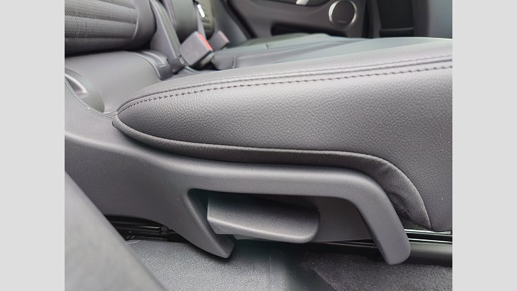 2024 認定中古車 Land Rover Discovery Sport サントリーニブラック D200マイルドハイブリッド（ディーゼル） 標準ホイール S