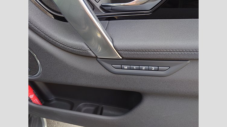 2024 認定中古車 Land Rover Discovery Sport サントリーニブラック D200マイルドハイブリッド（ディーゼル） 標準ホイール S