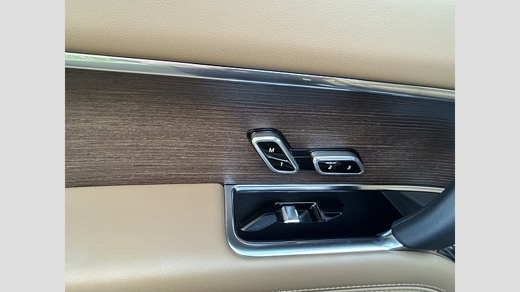 2024 認定中古車 Land Rover Range Rover サントリーニブラック P550 AWD PHEV（AT） スタンダードホイールベース SE