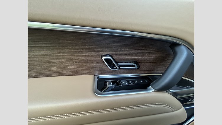 2024 認定中古車 Land Rover Range Rover サントリーニブラック P550 AWD PHEV（AT） スタンダードホイールベース SE