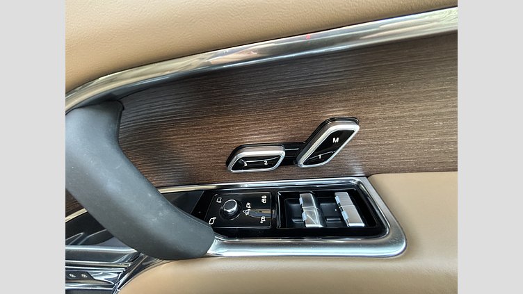 2024 認定中古車 Land Rover Range Rover サントリーニブラック P550 AWD PHEV（AT） スタンダードホイールベース SE