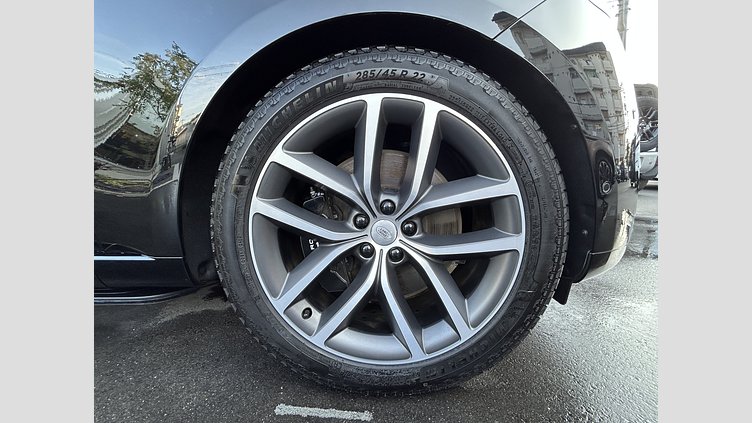 2024 認定中古車 Land Rover Range Rover サントリーニブラック P550 AWD PHEV（AT） スタンダードホイールベース SE