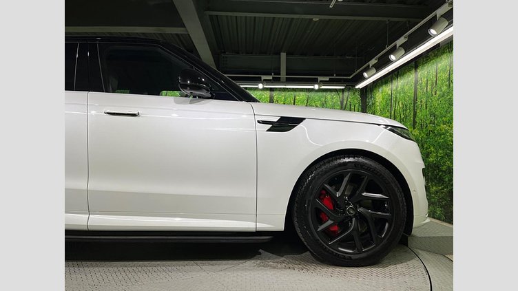 2024 認定中古車 Land Rover Range Rover Sport オストゥーニパールホワイト P550eプラグインハイブリッド（ガソリン） スタンダードホイールベース Dynamic SE