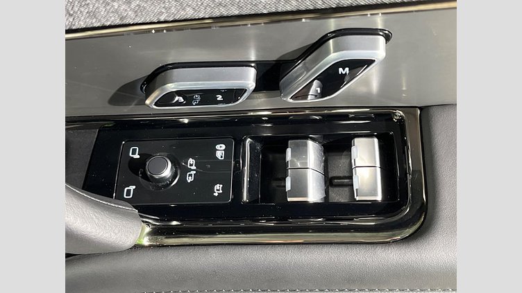 2024 認定中古車 Land Rover Range Rover Sport オストゥーニパールホワイト P550eプラグインハイブリッド（ガソリン） スタンダードホイールベース Dynamic SE