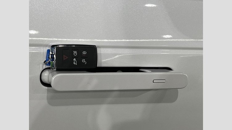 2024 認定中古車 Land Rover Range Rover Sport オストゥーニパールホワイト P550eプラグインハイブリッド（ガソリン） スタンダードホイールベース Dynamic SE