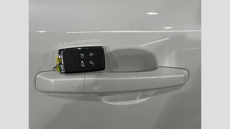 2023 認定中古車 Jaguar F-Pace オストゥーニパールホワイト D204 AWD（オートマチック）MHEV R-DYNAMIC SE