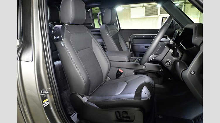 2024 認定中古車 Land Rover Defender 90 シリコンシルバー D350 ディーゼルマイルドハイブリッド X-Dynamic HSE