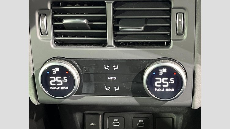 2024 認定中古車 Land Rover Discovery フジホワイト D350マイルドハイブリッド（ディーゼル） Dynamic SE