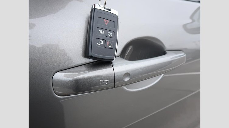 2021 認定中古車 Jaguar XE シリコンシルバー D200 AWD（オートマチック）MHEV 4 door Saloon R-DYNAMIC S