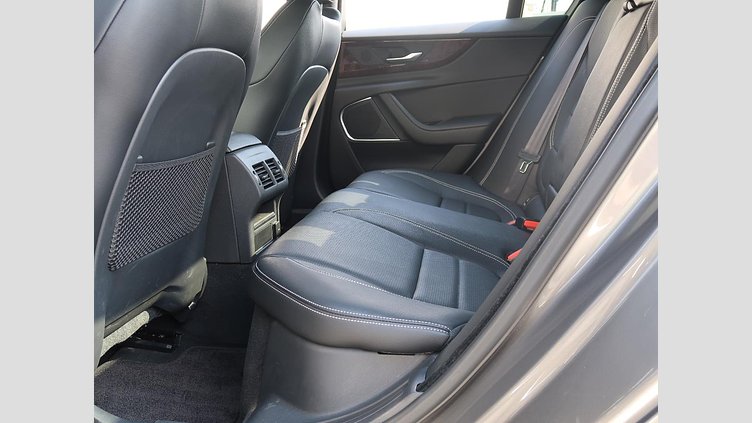 2021 認定中古車 Jaguar XE シリコンシルバー D200 AWD（オートマチック）MHEV 4 door Saloon R-DYNAMIC S