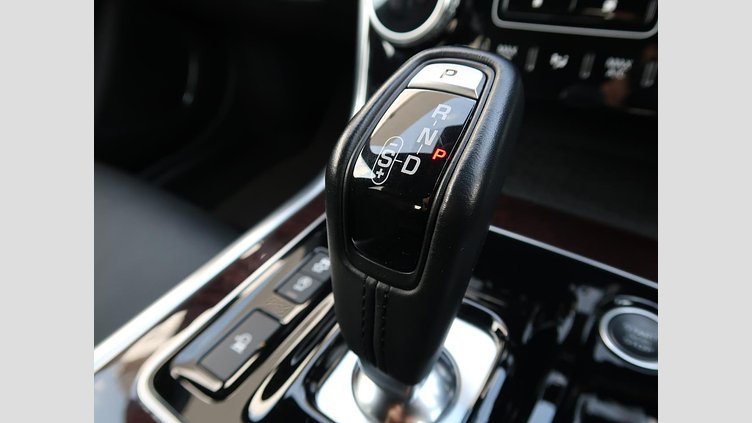 2021 認定中古車 Jaguar XE シリコンシルバー D200 AWD（オートマチック）MHEV 4 door Saloon R-DYNAMIC S