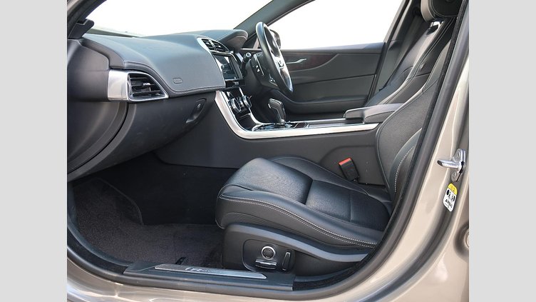 2021 認定中古車 Jaguar XE シリコンシルバー D200 AWD（オートマチック）MHEV 4 door Saloon R-DYNAMIC S